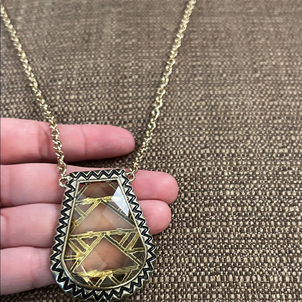 Elegant Gold and Green Pendant Necklace